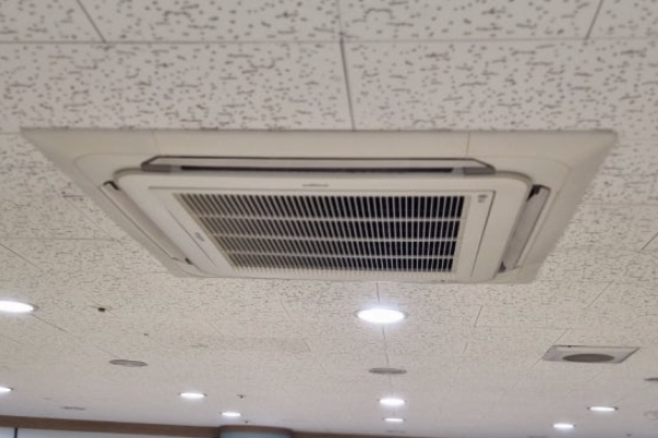 천장형 카세트 에어컨 청소 전 모습