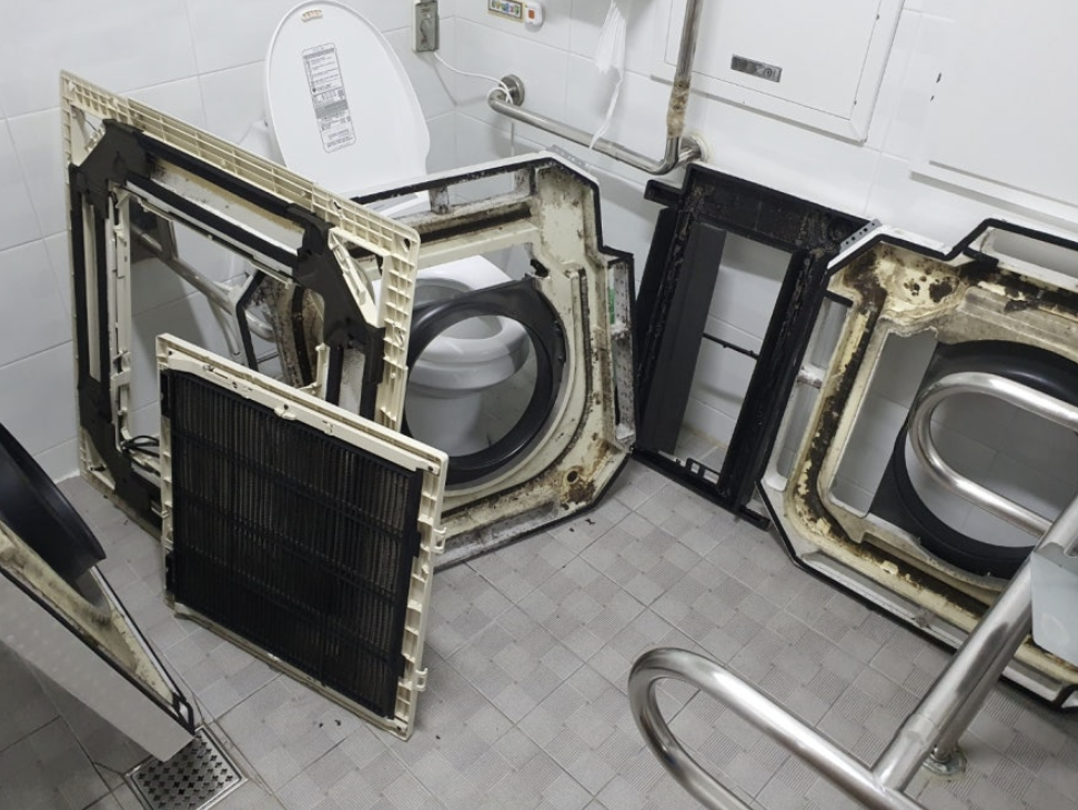 천장형 카세트 에어컨 분해 세척 - 오염된 내부 부품 대구 시공