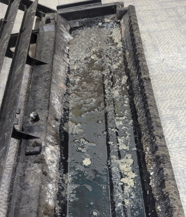 에어컨 드레인팬 곰팡이 오염 - 물받이 세척 전 상태