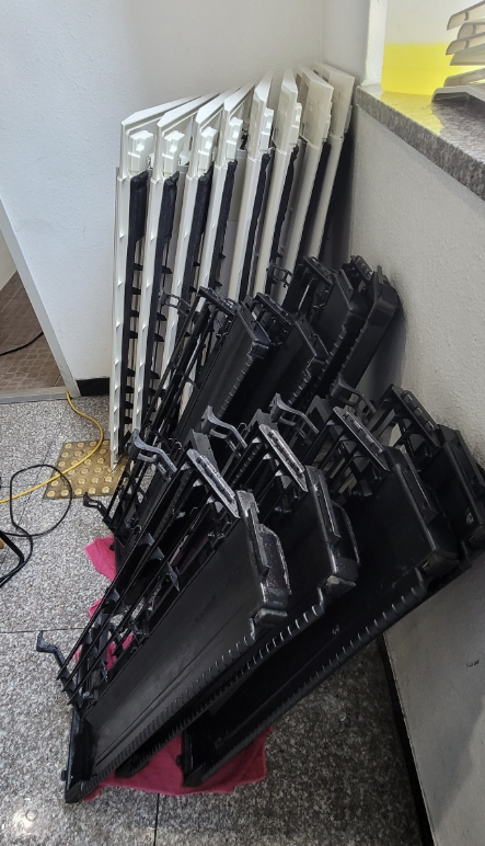 에어컨 필터 세척 완료 후 건조 중