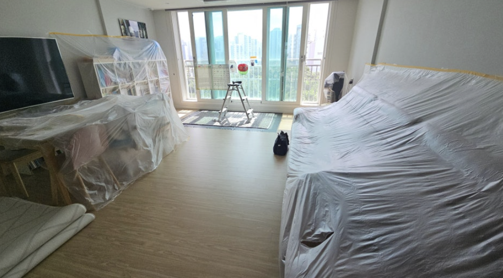 에어컨 청소 전 가구 보양 작업 - 꼼꼼한 준비