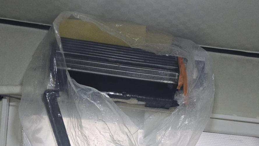 에어컨 고압세척 진행 모습